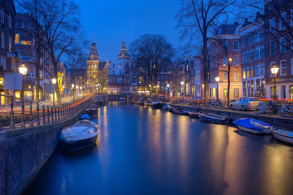 Visite a Amsterdam dos canais e conheça sua diversidade multicultural